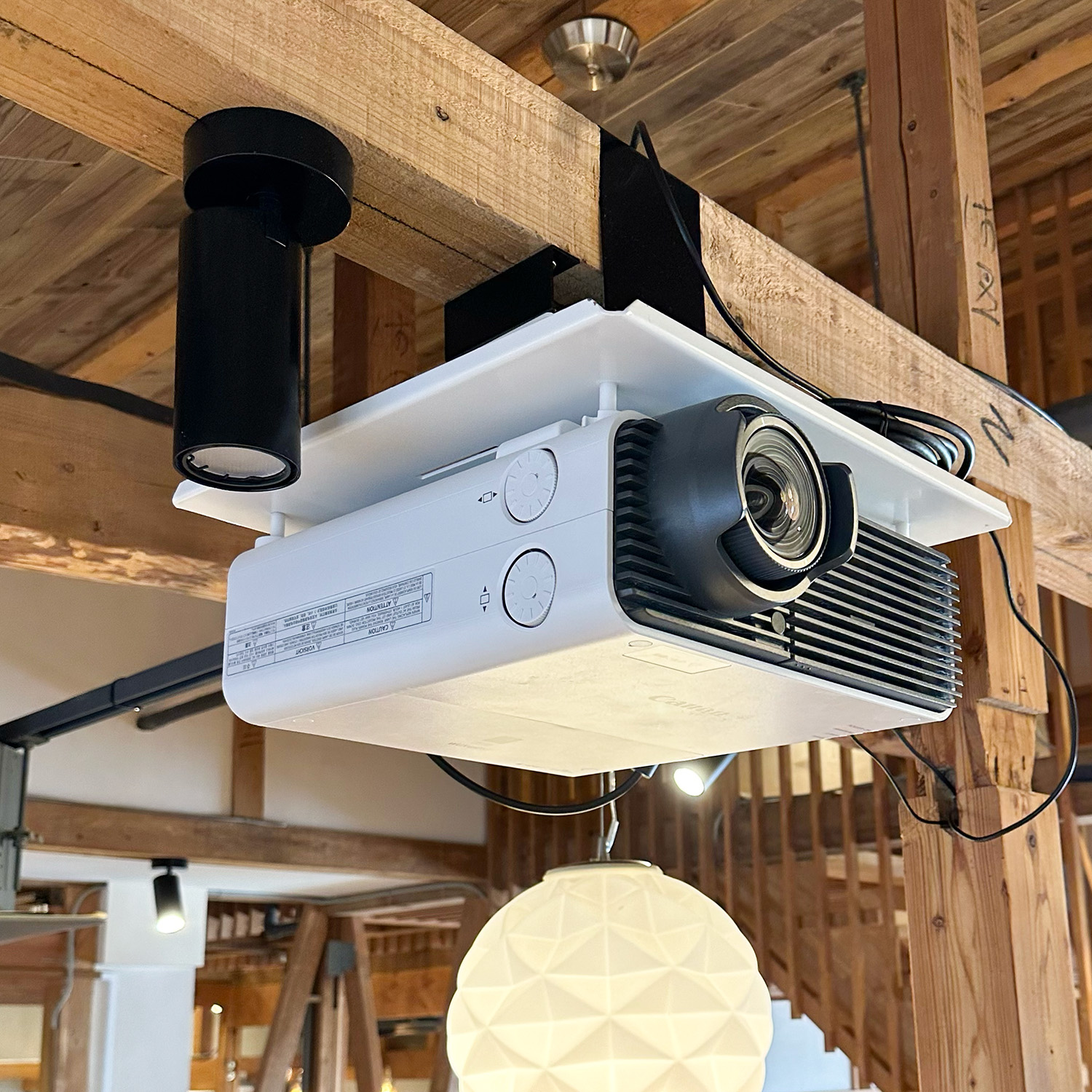 柱に固定されたプロジェクター