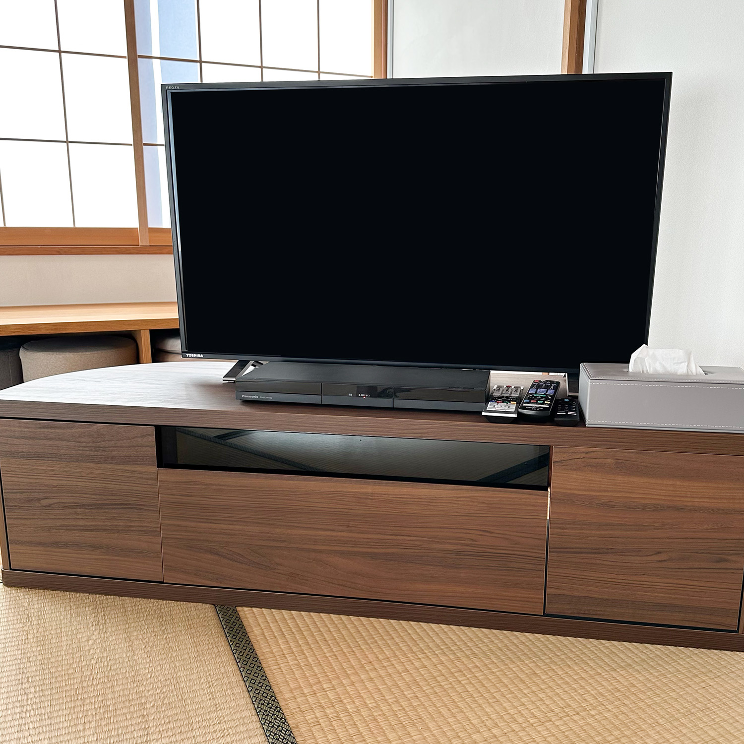 テレビ台に置いてあるテレビとブルーレイ