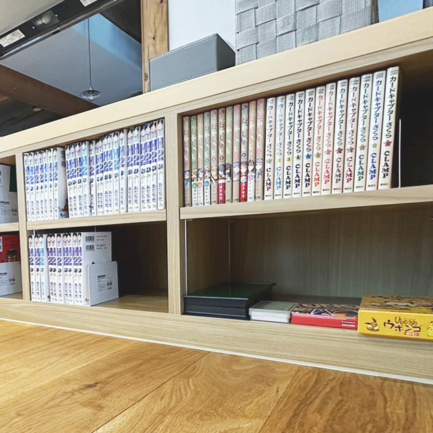 中古の漫画とボードゲームが置いている棚