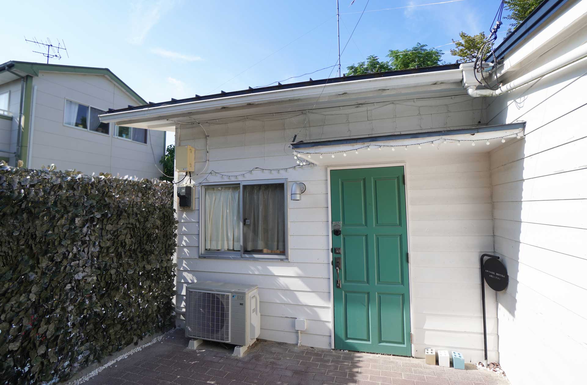 緑のドアの建物